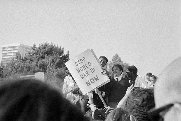 Ali là một trong những nhà chính trị phản đối gay gắt cuộc chiến tranh Hoa Kỳ - Việt Nam. Năm 1966, ông đã từ chối phục vụ cho quân đội Mỹ đang tuyển lính cho chiến trường Việt nam và trở thành người phản biện bằng câu nói: '' không có gì để chống lại Việt cộng'' và ''không có người Việt nam nào mà đối xử tồi tệ với người da đen cả''.