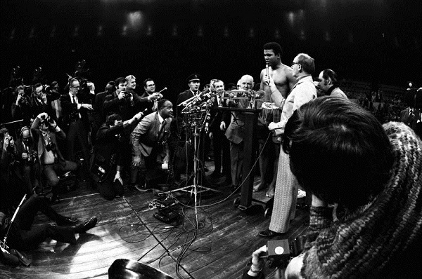 Ali phát biểu tại một cuộc họp báo trước trận đấu huyền thoại ở Madison Square Garden vào tháng 3/1971. Cuộc đấu này được đặt tên là “Trận đấu của Thế kỷ” khi Ali vượt qua 15 vòng với nhà vô địch Joe Frazier.