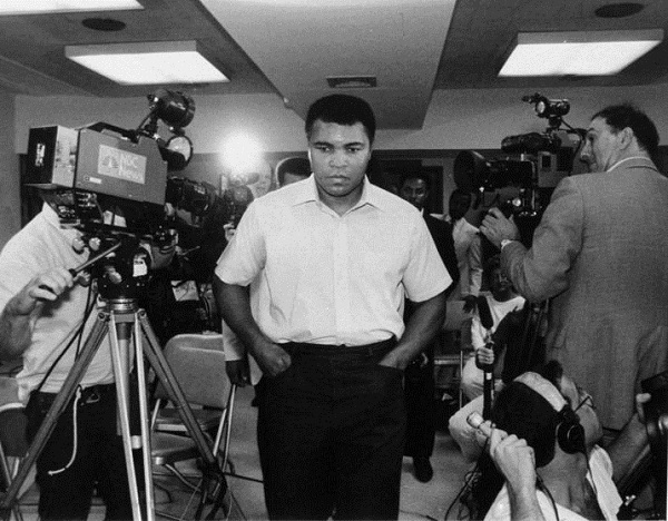 Ali mắc bệnh Parkinson vào năm 1984. Bức ảnh ông chụp tại 1 bệnh viện ở TP New York tháng 9/1984