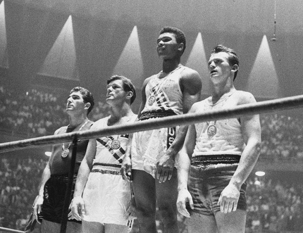  Ông từng vô địch 3 giải quyền Anh thế giới. Bức ảnh chụp tại Olympic năm 1960. 