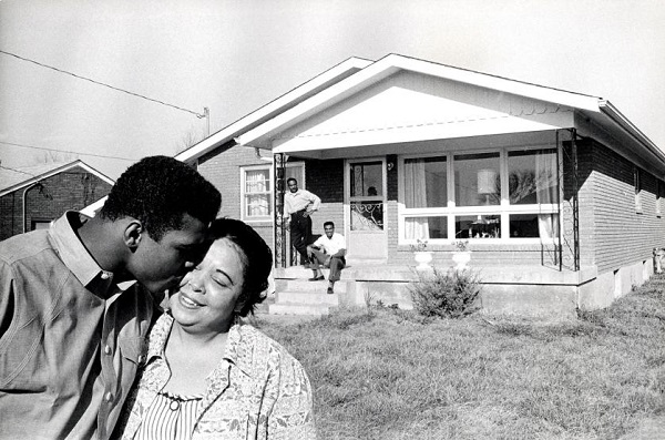 Huyền thoại quyền Anh chụp ảnh cùng mẹ, bà Odessa trước ngôi nhà tại Louisville, năm 1965.