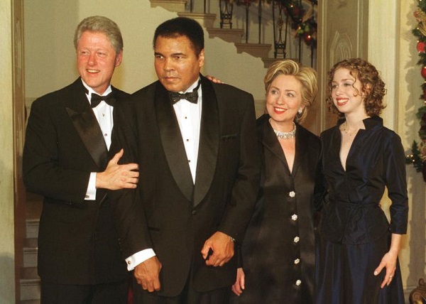Gia đình cựu Tổng thống Mỹ Bill Clinton chụp ảnh với huyền thoại boxing Ali, ngày 31/12/1999.