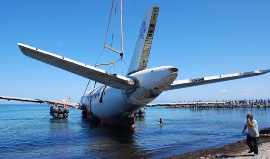 Quá trình hạ đáy chiếc Airbus 300 xuống biển Aegean kéo dài hơn 2 tiếng.