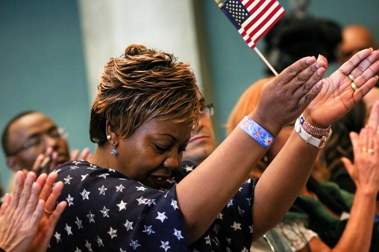 Một công dân Mỹ mới nhập tịch kêu gọi sự đa dạng hóa cộng đồng người Mỹ trong một lễ kỷ niệm Quốc khánh do Sở Nhập cư nước này tổ chức tại Seattle, Washington.