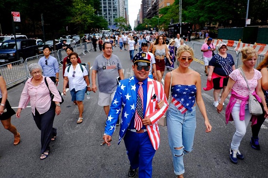 Người dân Mỹ trong trang phục in hình cờ hoa đi dạo trên đường phố New York trong ngày Độc lập.