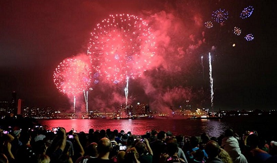Người dân Mỹ đổ ra đường phố xem pháo hoa tại Thủ đô New York trong Ngày Độc lập.