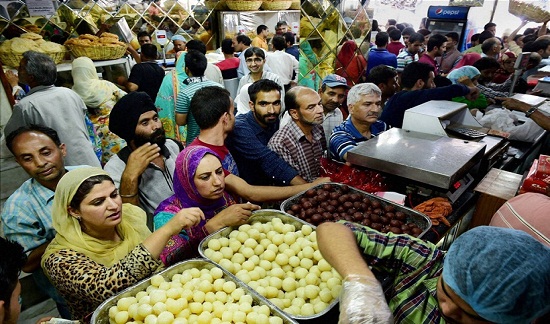 Phụ nữ Hồi giáo bận rộn mua sắm thực phẩm ở Srinaga, đánh dấu kết thúc tháng ăn chay Ramadan.