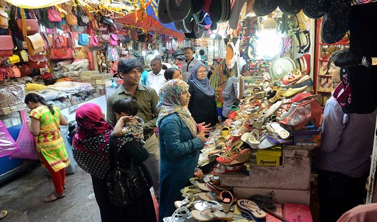  Chị em phụ nữ Ấn Độ tất bật cho việc mua sắm trước Lễ tại chợ Patna.
