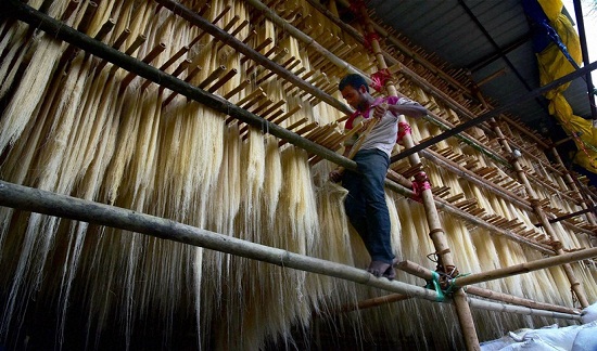  Một công nhân làm khô Sewaiyan – một loại miến truyền thống của Ấn Độ cho ngày Lễ hội thánh Eid-al-Fitr.