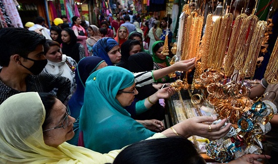 Phụ nữ Hồi giáo sắm đồ trang sức ở chợ Srinagar.