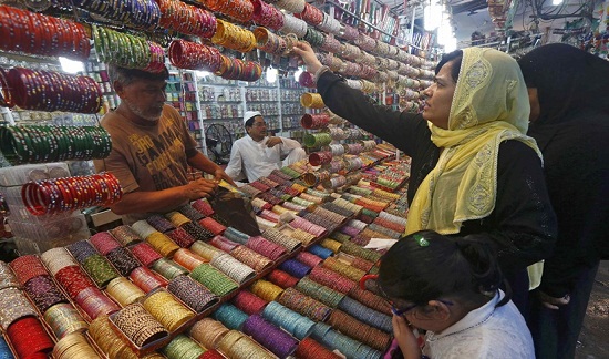 Một phụ nữ Hồi giáo ngắm trang sức tại một khu chợ.