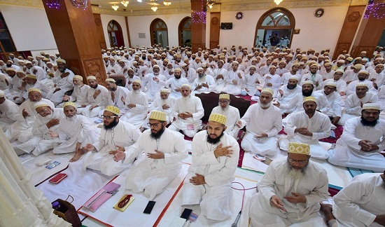  Các thành viên cộng đồng Dawoodi Bohra hội họp trước Lễ hội thánh Eid-al-Fitr.