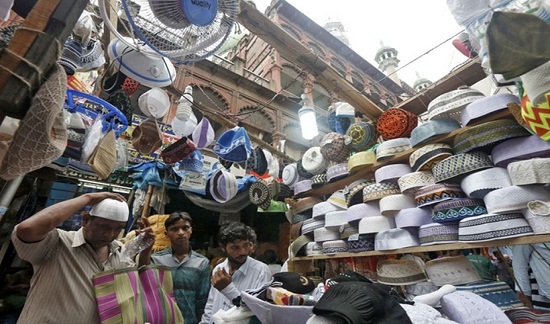 Đàn ông Hồi giáo cũng lựa chọn những chiếc mũ truyền thống mới cho mùa lễ hội.