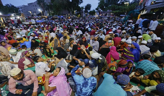  Cộng đồng Hồi giáo ở Ấn Độ tập trung về TP để sắm đồ trước buổi lễ.