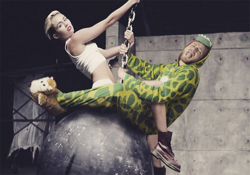Cùng Miley Cyrus quay MV.
