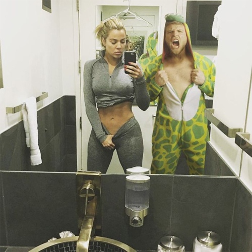 Vẫn thường selfie cùng Khloe Kardashian trong nhà tắm.