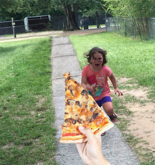 [Khoảnh khắc Eva hoảng sợ khiến nhiều người liên tưởng đến hình ảnh cô bé đang cố gắng giành lấy miếng bánh pizza yêu thích.