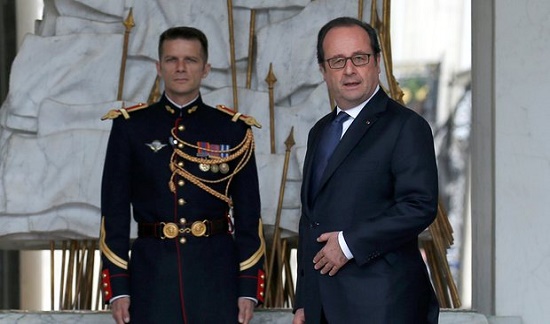Tổng thống Pháp với kiểu tóc quen thuộc.