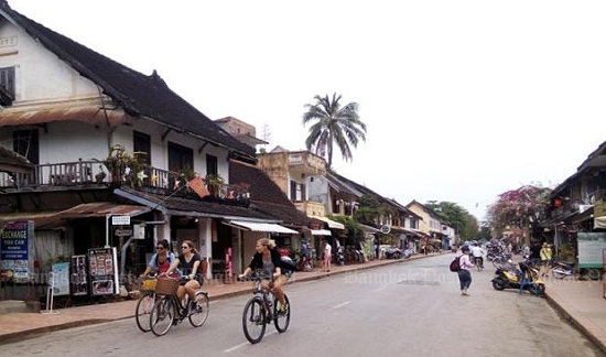 Khách du lịch đạp xe ngang qua cố đô Luaung Prabang của Lào.