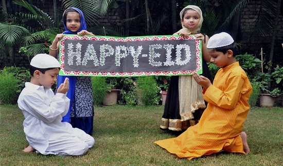 Trẻ em Ấn Độ chào đón Lễ hội thánh Eid-al-Fitr.