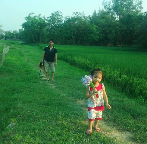Mới ngày nào bố đưa con đi thăm ruộng lúa đương xanh mướt thì con gái…